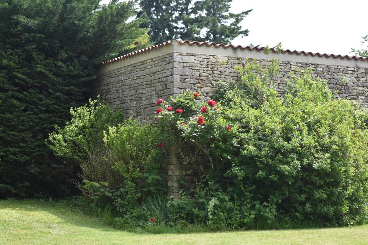 Un Jardin Et Trois Maisons Brux Exterior photo